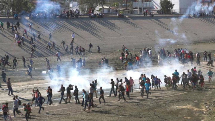 La polizia di frontiera degli Stati Uniti spara gas lacrimogeni sulle famiglie in cerca di asilo