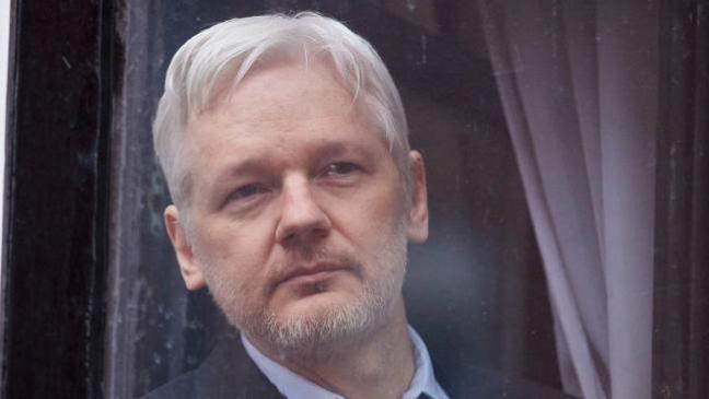 I media multinazionali calunniano WikiLeaks e Julian Assange