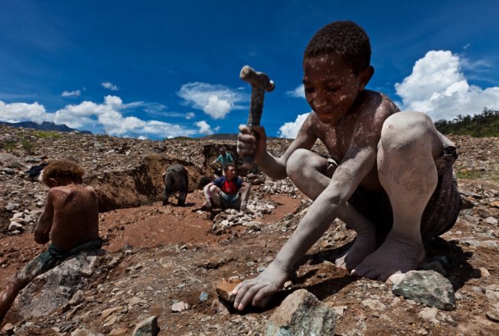 Tutto il mondo vuole il cobalto, tutto il cobalto è in Congo: perché quindi in Congo muoiono di fame?