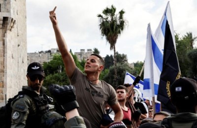 Gerusalemme: palestinesi aggrediti mentre ministri israeliani partecipano alla controversa ‘marcia della bandiera’