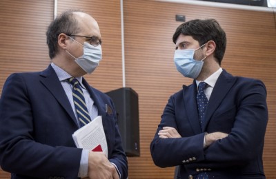 Vaccini Covid, denunciati Magrini (ex AIFA) e Speranza (ex ministro)