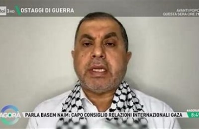 Dirigente di Hamas accusa il governo italiano. Tre ostaggi compaiono in video. A Gaza si combatte