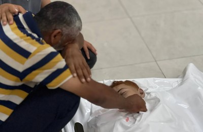 padre palestinese davanti al figlio ucciso da israele